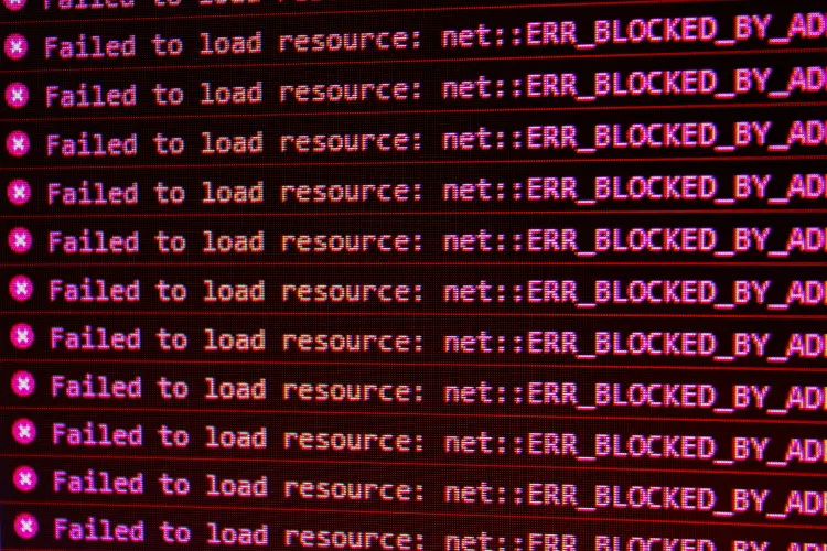 System APM z regułami alertów i automatyzacją reakcji.